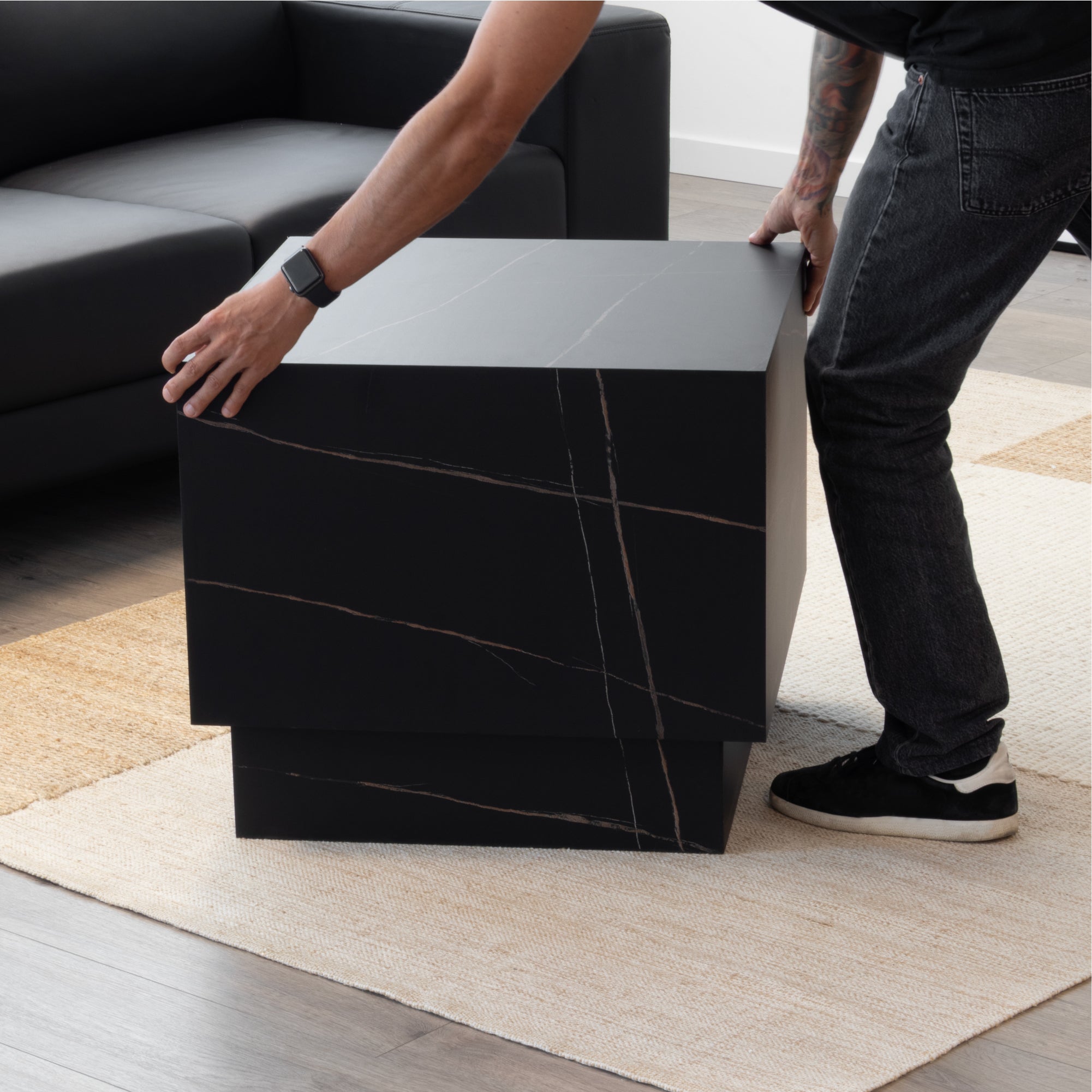 TANEDA - Conjunto de 2 mesas de centro quadradas em MDF preto com veios decorativos – 60 e 51 cm