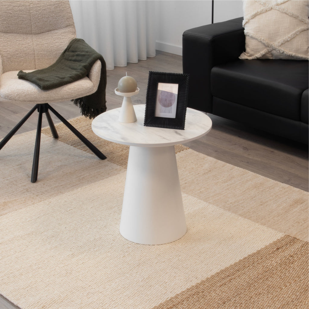 SYLVIA - Mesa de apoio com tampo em melamina de 25 mm efeito mármore e estrutura em MDF branca (Ø 50 x 50 cm)
