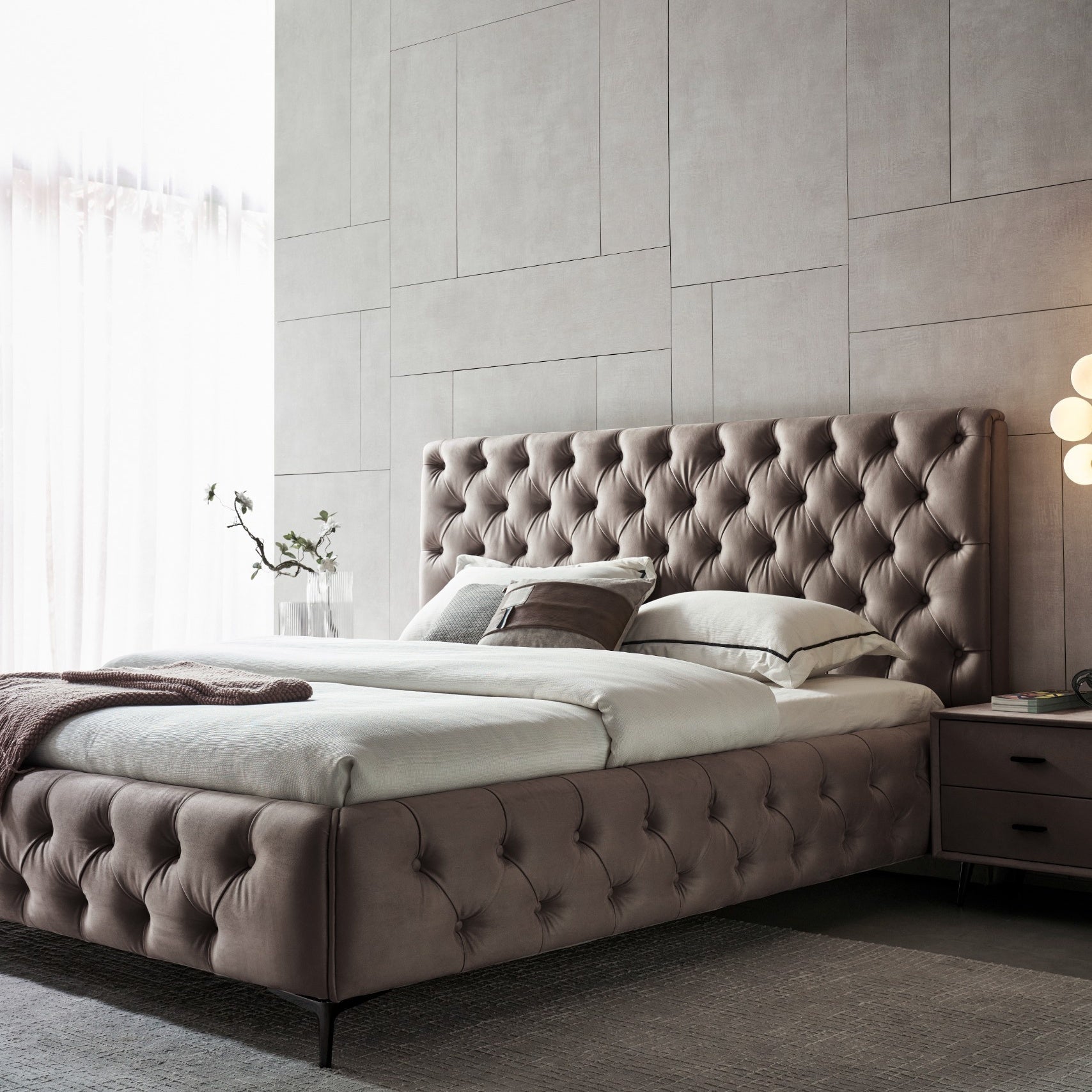 AMOUR – Cama estofada branca ou cinzenta com cabeceira acolchoada, com ou sem cristais