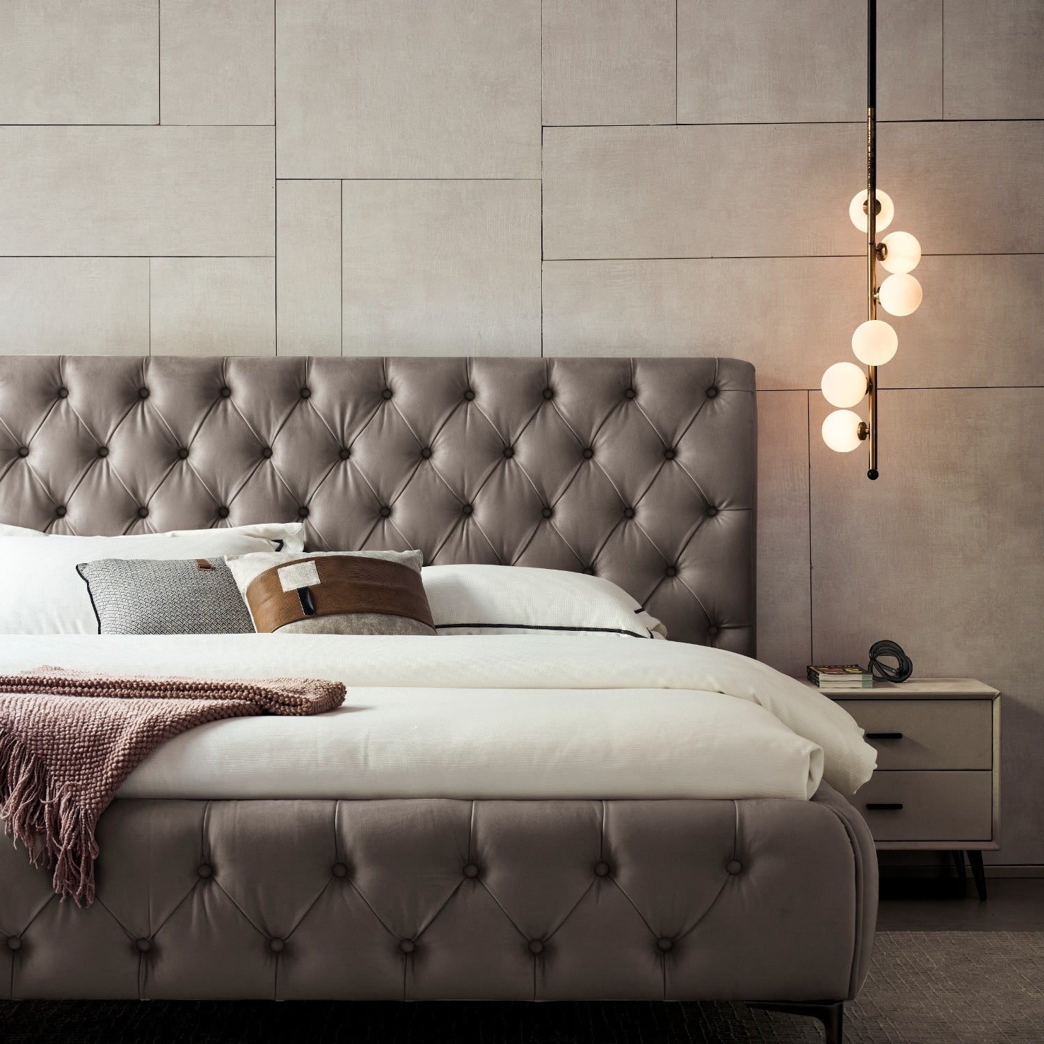 AMOUR – Cama estofada branca ou cinzenta com cabeceira acolchoada, com ou sem cristais