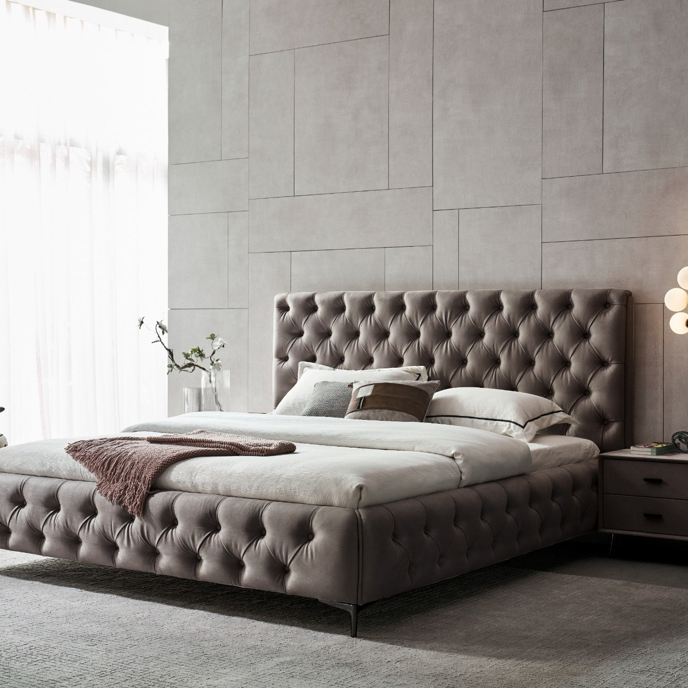 AMOUR - Letto imbottito bianco o grigio con testiera trapuntata, con o senza cristalli