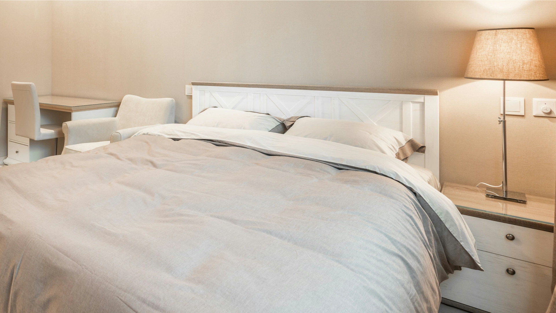 Bed styled with two ARQYA Tetsu adjustable pillows in a calm bedroom setting