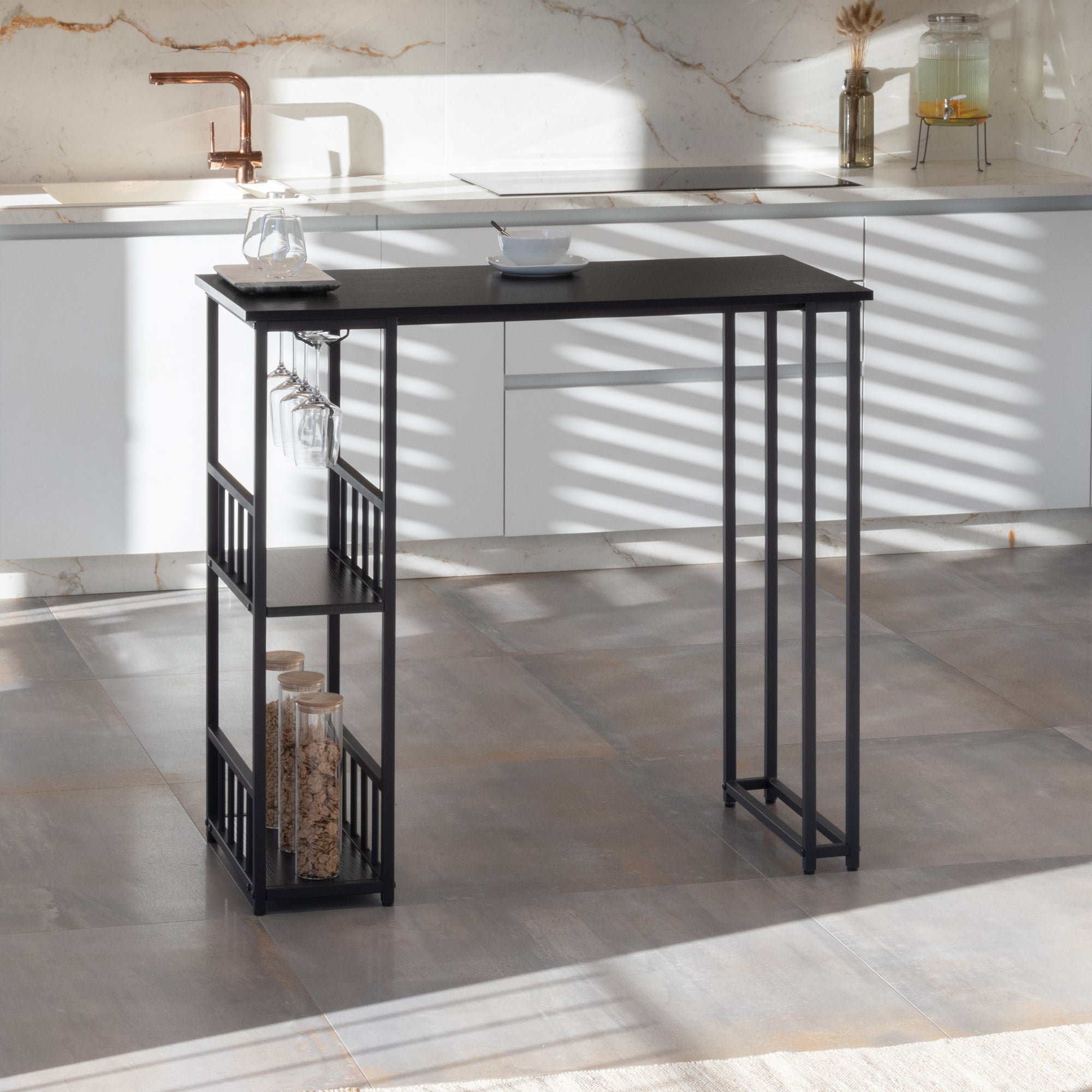GAVIN - Mesa de bar 110x50 cm, altura 105 cm, con 2 estantes y portacopas, estructura de acero, estilo industrial, negro
