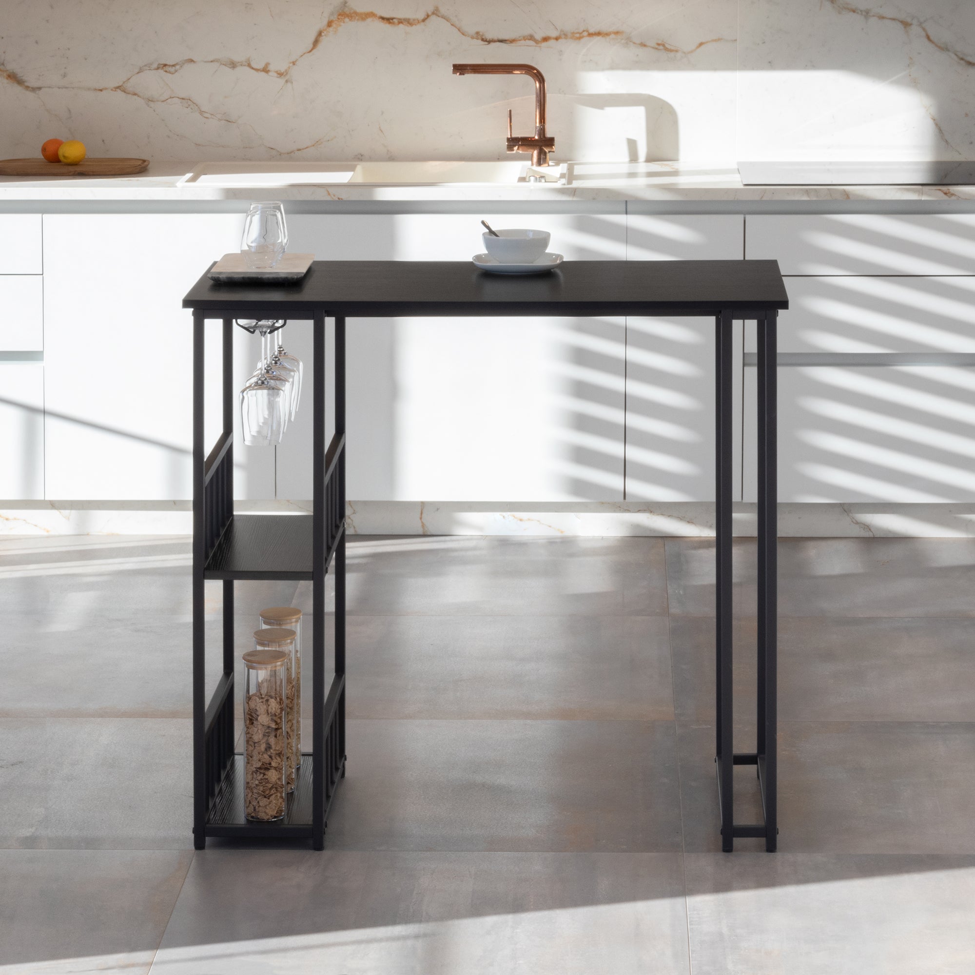 GAVIN - Mesa de bar 110x50 cm, altura 105 cm, con 2 estantes y portacopas, estructura de acero, estilo industrial, negro