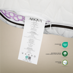 Primer plano de un producto Arqva con etiquetas de certificación sobre una superficie beige.