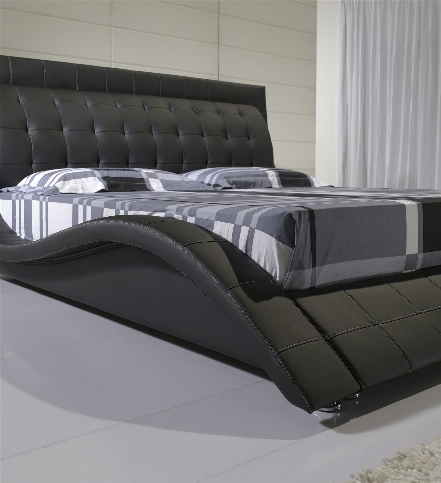 ST. TROPEZ - Letto imbottito di lusso con testiera capitonné, bottoni in pelle o cristalli, in vari colori