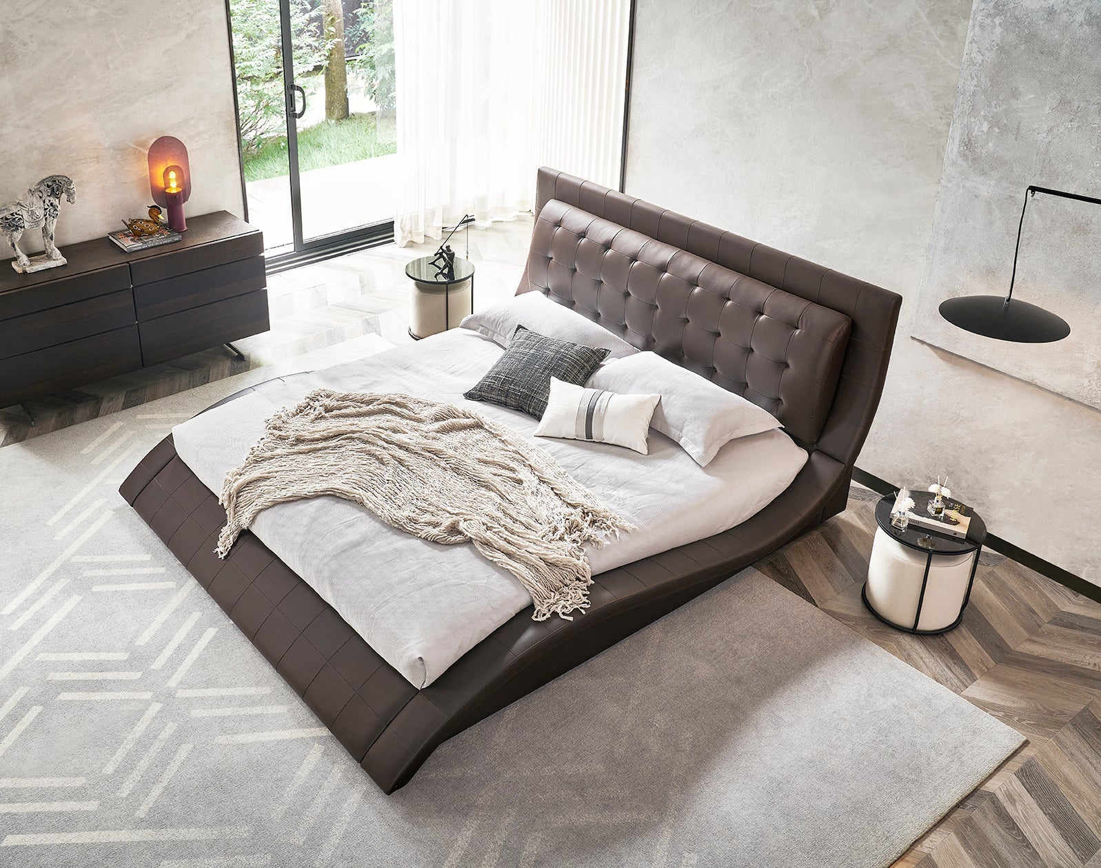ST. TROPEZ - Letto imbottito di lusso con testiera capitonné, bottoni in pelle o cristalli, in vari colori