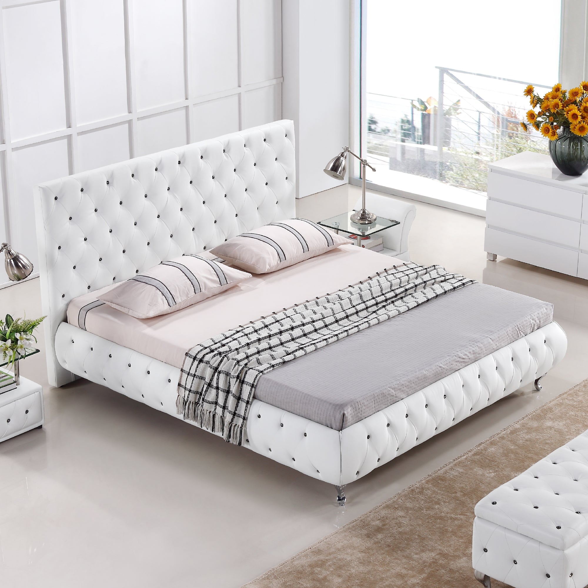 AMOUR - Letto imbottito bianco o grigio con testiera trapuntata, con o senza cristalli