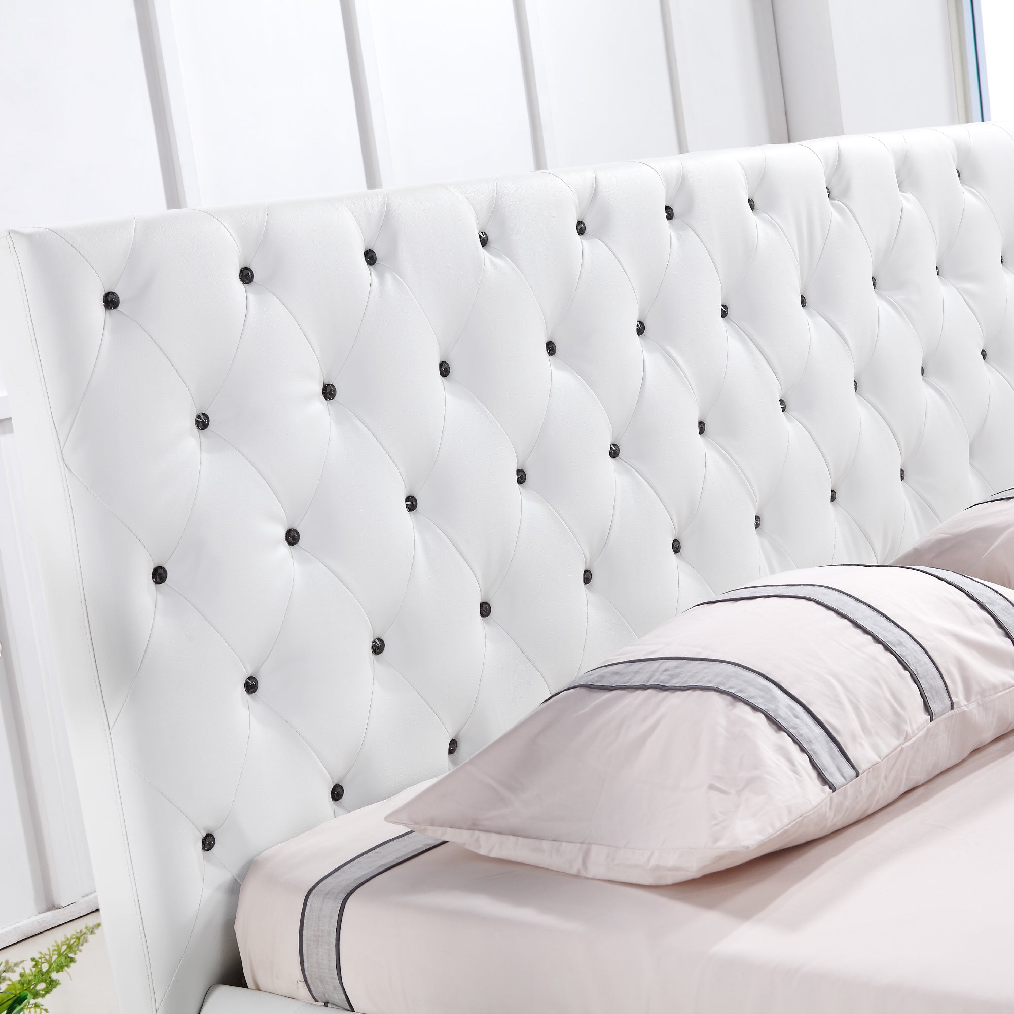 AMOUR – Cama estofada branca ou cinzenta com cabeceira acolchoada, com ou sem cristais