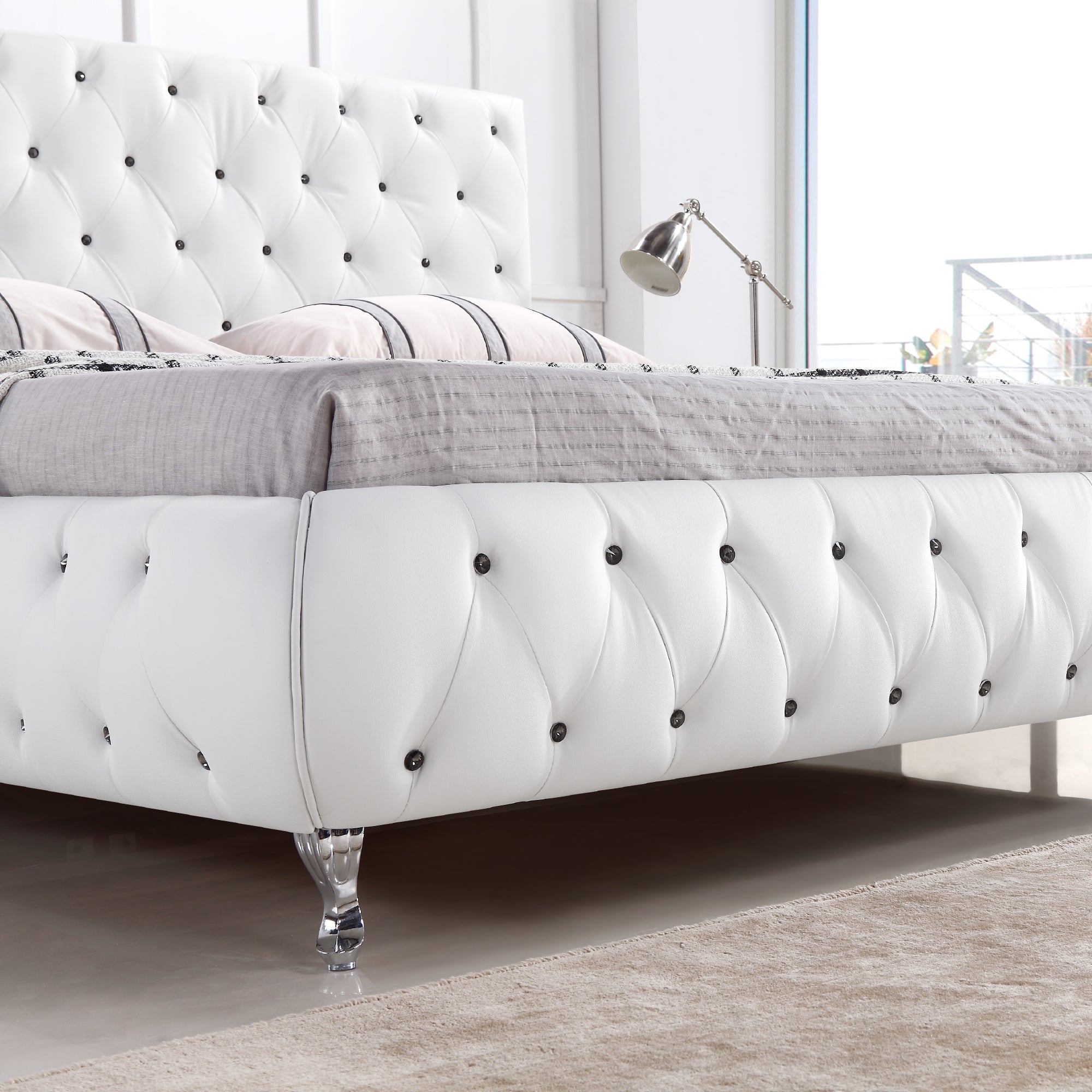 AMOUR – Cama estofada branca ou cinzenta com cabeceira acolchoada, com ou sem cristais