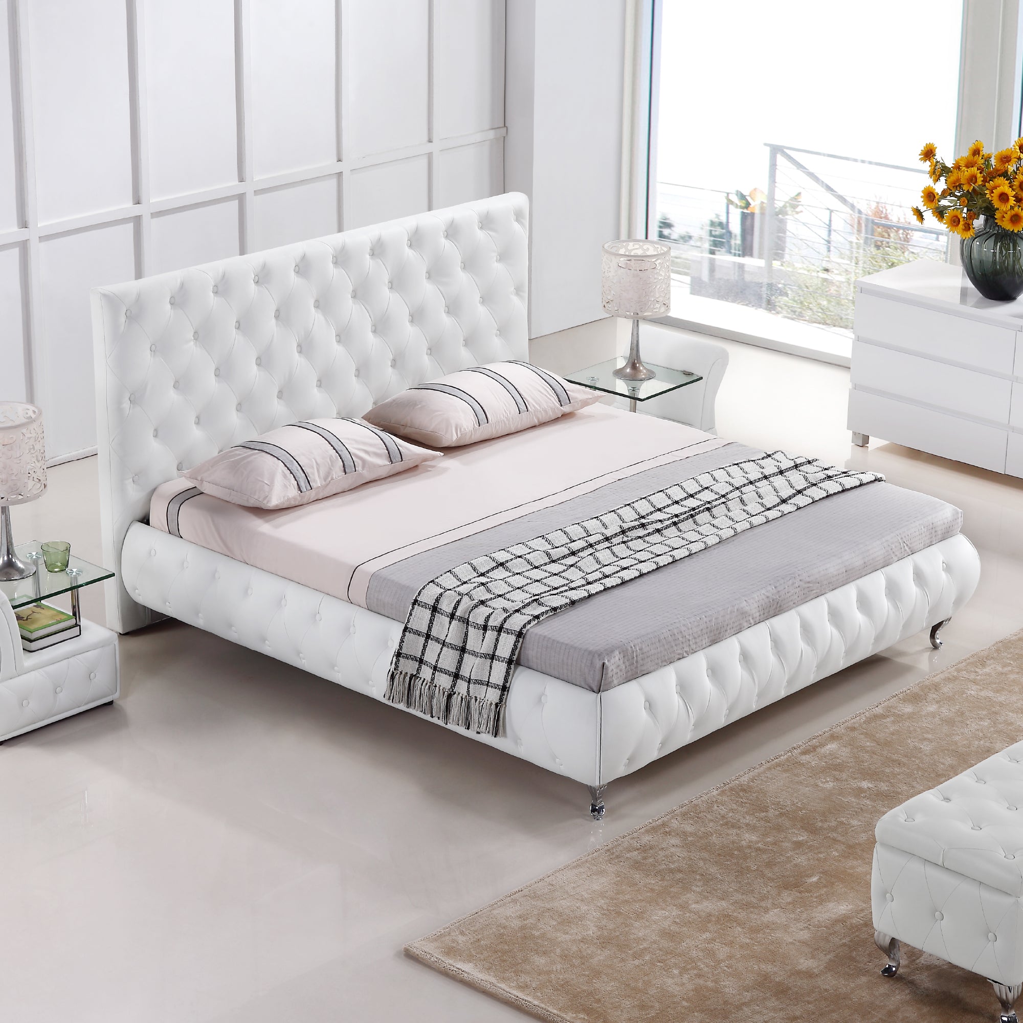 AMOUR - Letto imbottito bianco o grigio con testiera trapuntata, con o senza cristalli