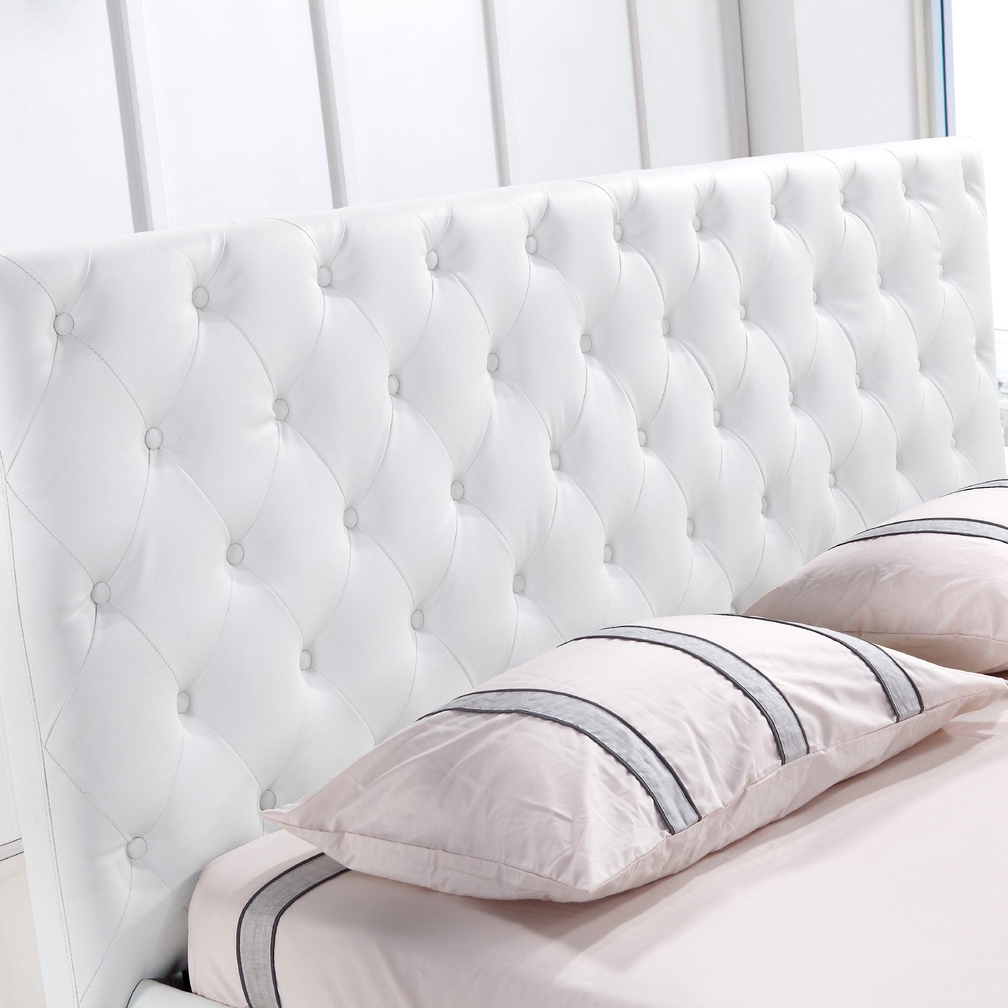 AMOUR - Letto imbottito bianco o grigio con testiera trapuntata, con o senza cristalli