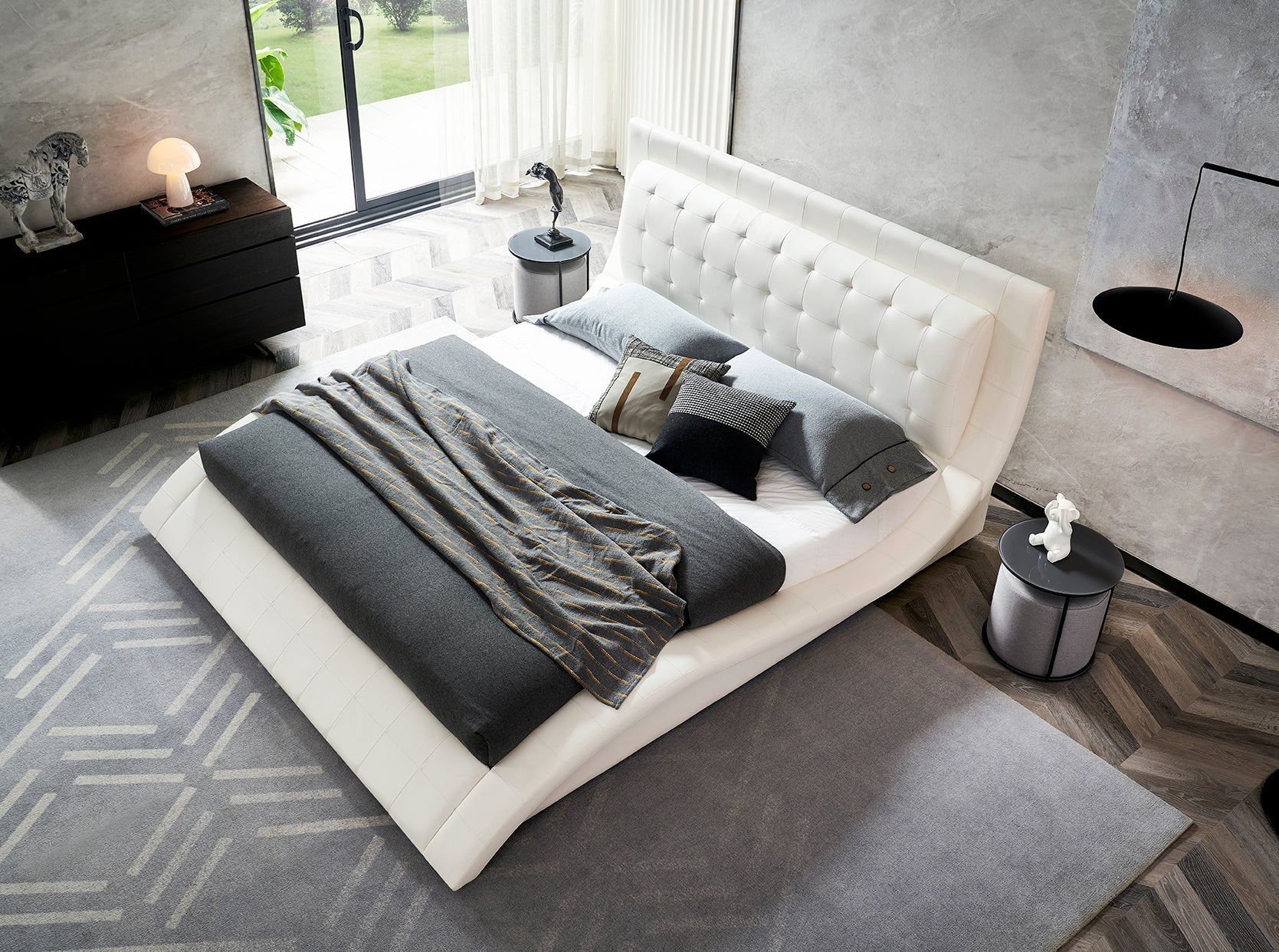 ST. TROPEZ - Letto imbottito di lusso con testiera capitonné, bottoni in pelle o cristalli, in vari colori