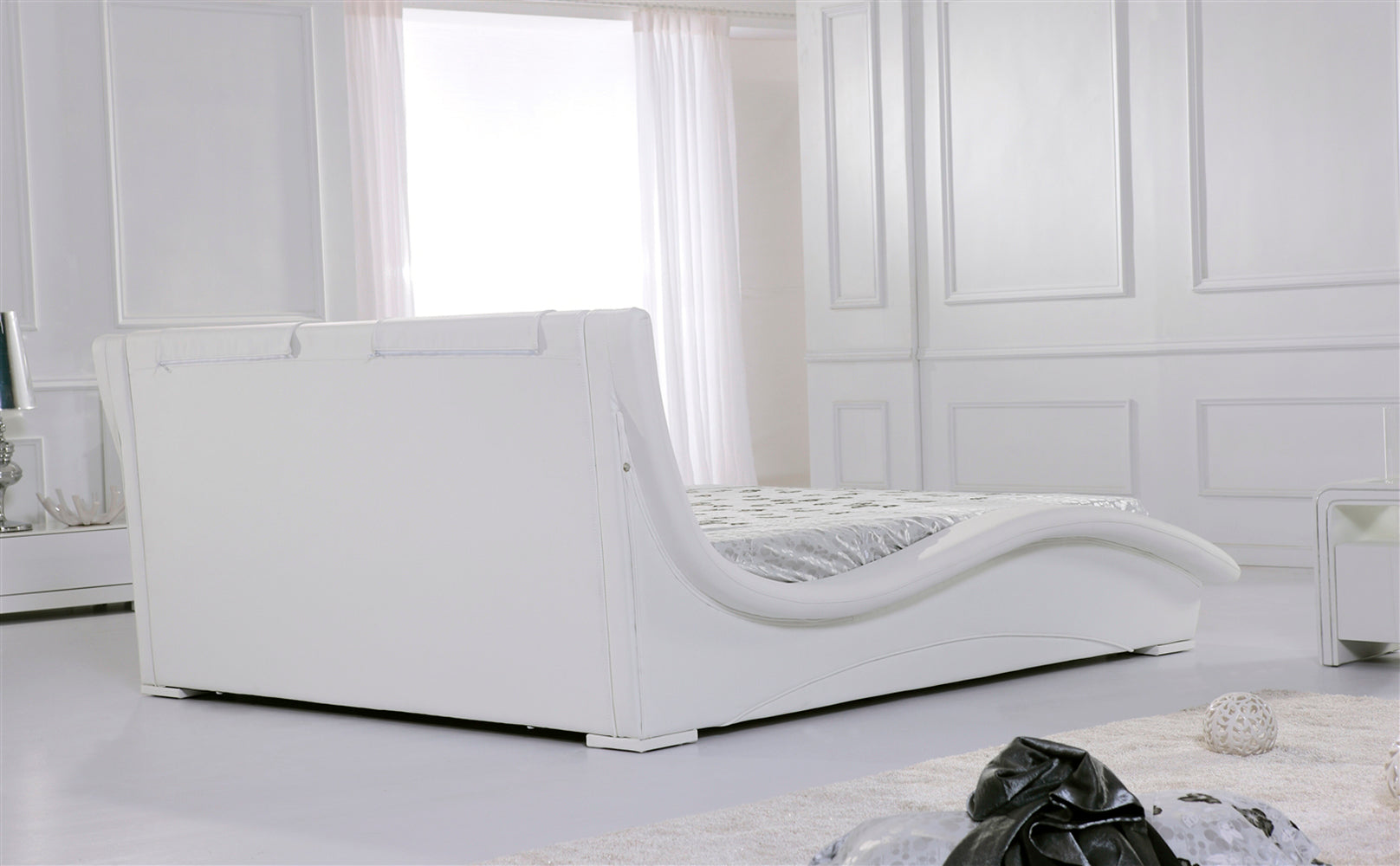 LEANDRO - Letto in pelle sintetica nero e bianco