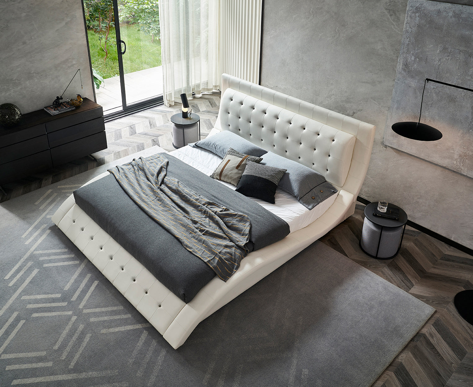 ST. TROPEZ - Letto imbottito di lusso con testiera capitonné, bottoni in pelle o cristalli, in vari colori