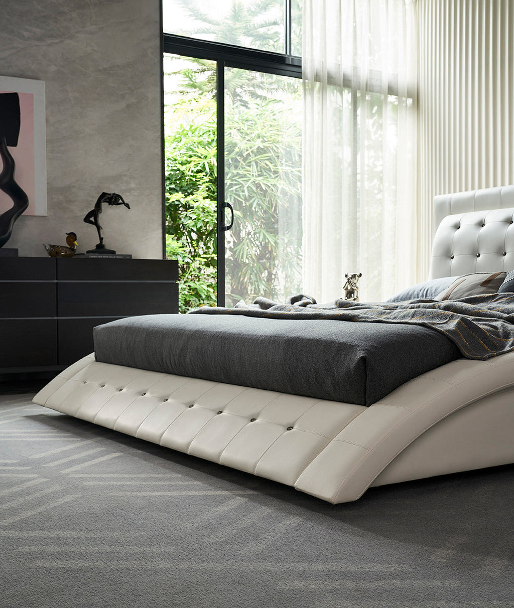 ST. TROPEZ – Cama estofada de luxo com cabeceira capitoné, botões em pele ou cristais, em várias cores
