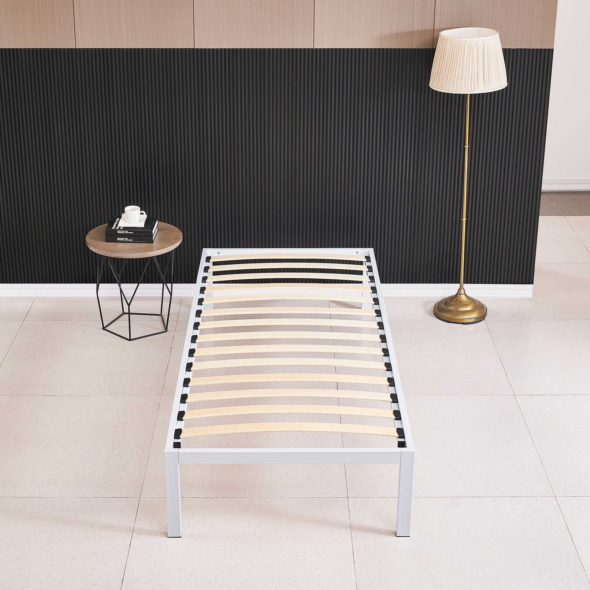 iBase - Letto con struttura metallica e spazio contenitivo di 30 cm in nero e bianco